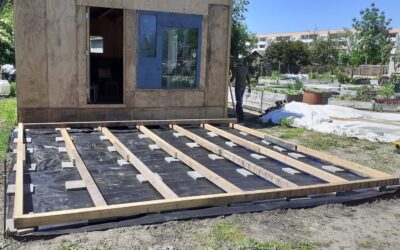 Eine Bühne für das Tiny House im Gutsgarten
